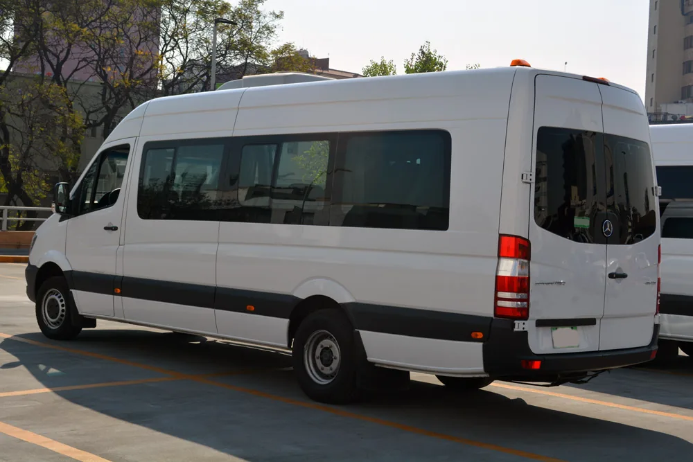 Beyaz Mercedes Sprinter servis minibüsünün arka ve yan görünümü
