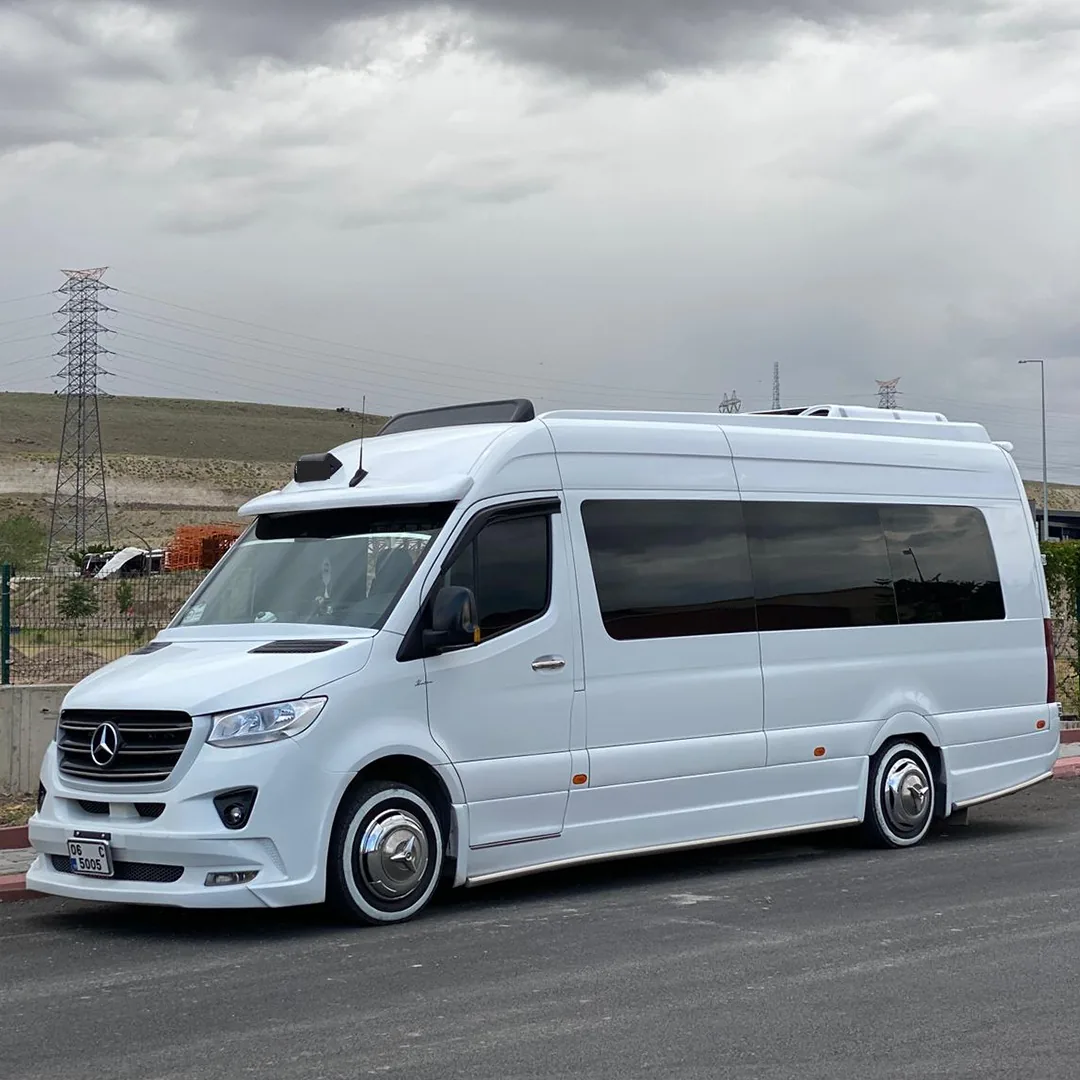 Ankara minibüs kiralama hizmetinde kullanılan beyaz Mercedes Sprinter minibüs