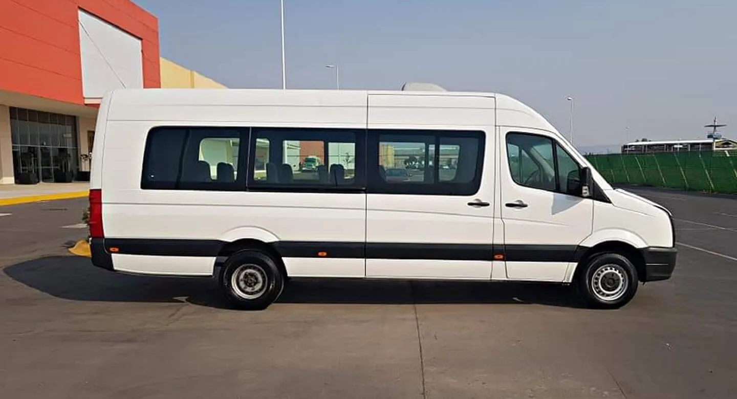 Umud Turizm araç parkındaki uzun şasili beyaz Volkswagen Crafter minibüsün yan görünümü