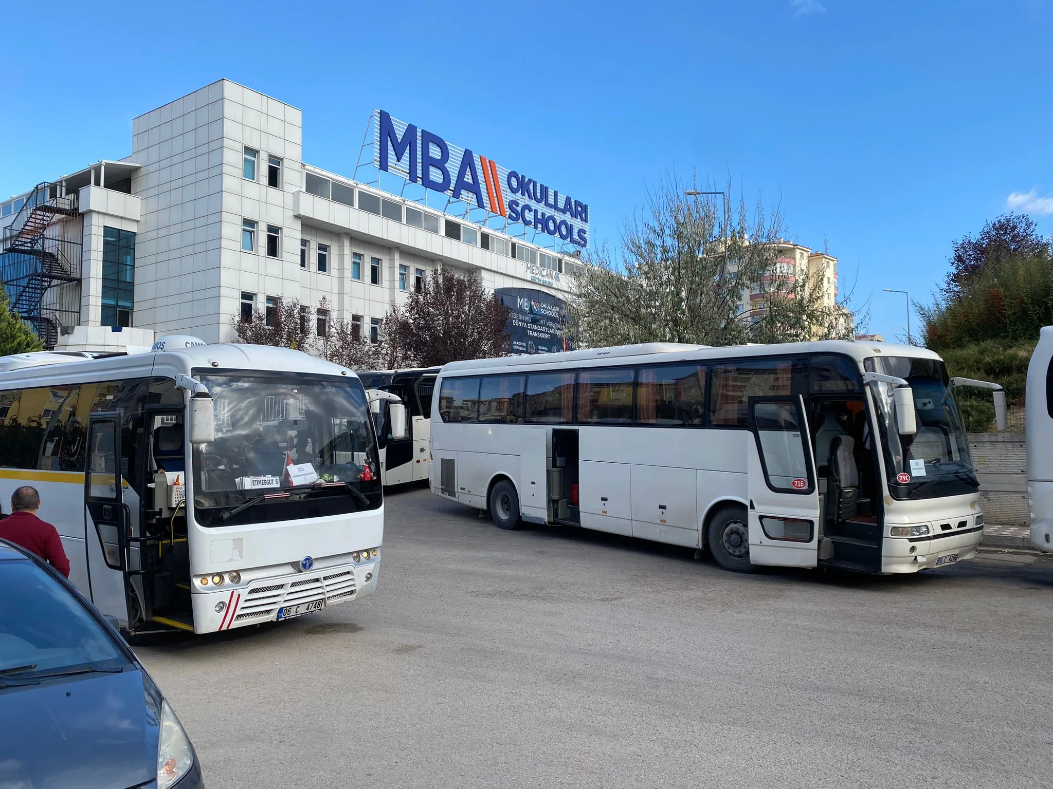 Ankara’da okul bahçesinde öğrencileri bekleyen okul servis araçları