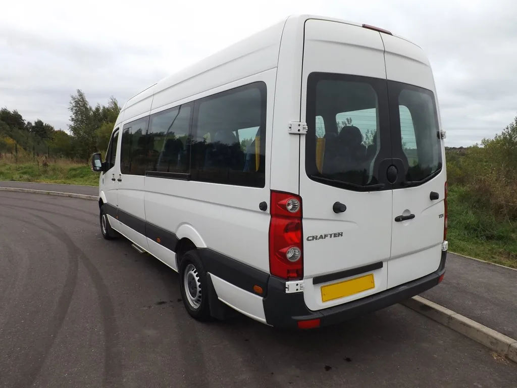 Okul servisinde kullanılan Volkswagen Crafter minibüsün arka görünümü
