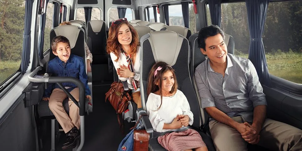 Servis aracının geniş ve konforlu yolcu kabini