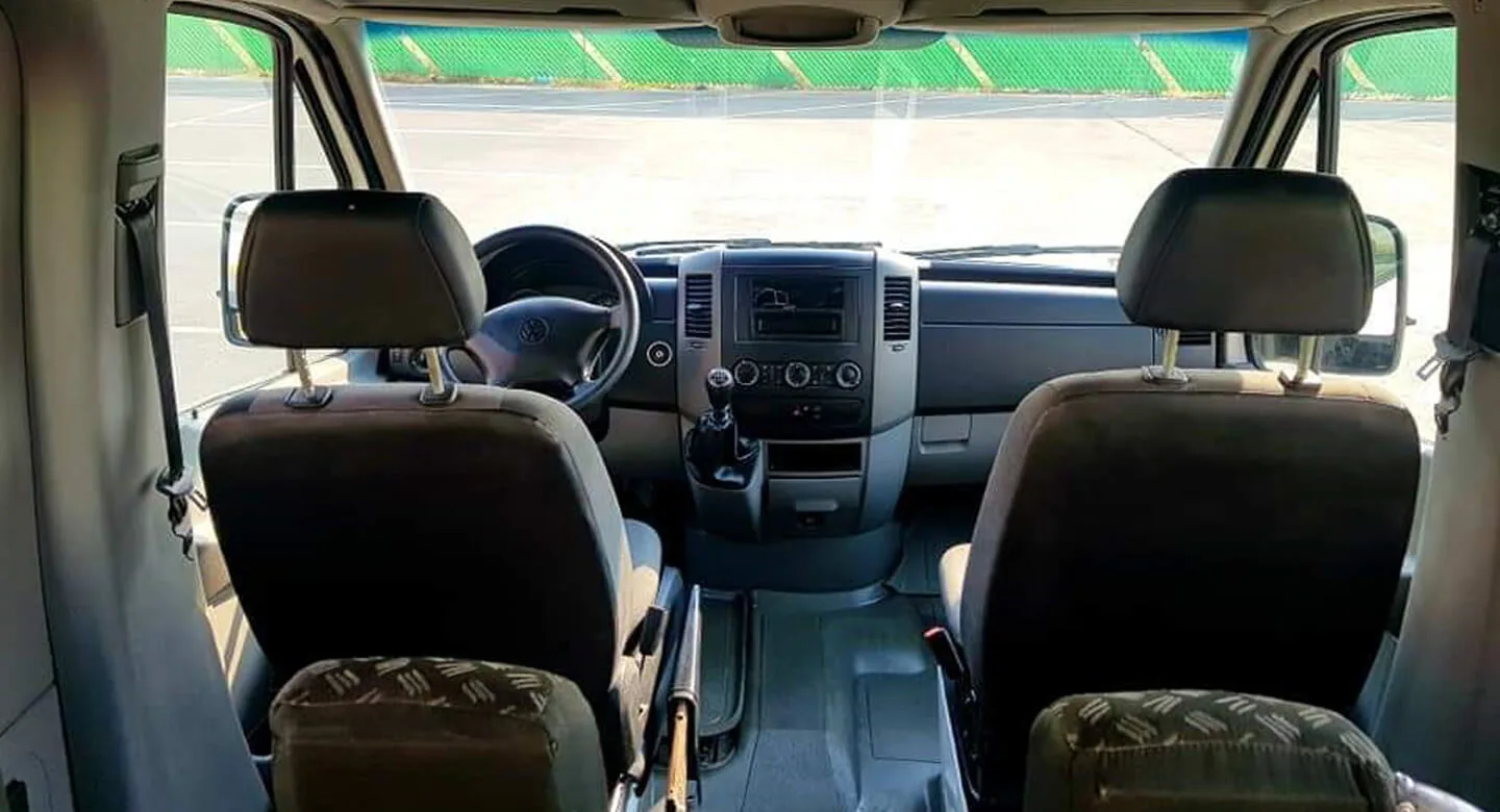 Servis aracının sürücü kabini ve ön koltuk düzeni