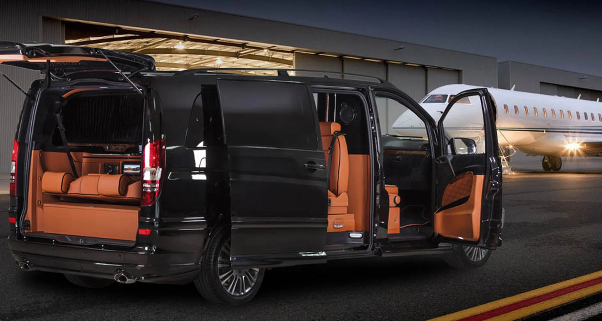 Havalimanı hangarı önünde kapıları açık lüks VIP transfer aracının deri döşemeli iç mekânı